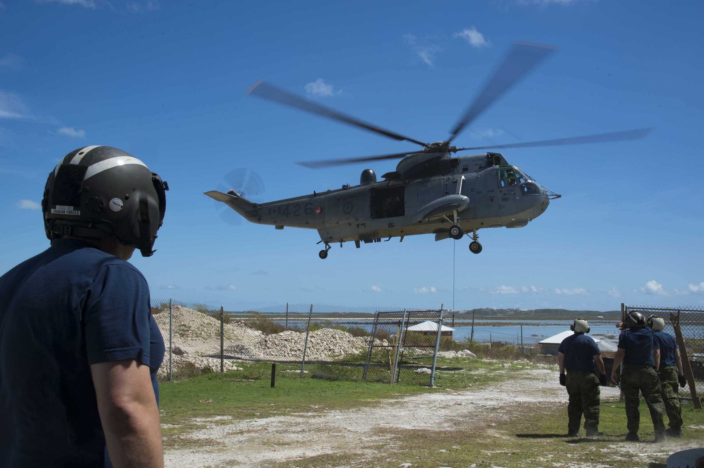 19 septembre 2017. Un hélicoptère CH-124 Sea King assure le transport de fournitures jusqu’à l’île de South Caicos au cours de l’opération RENAISSANCE IRMA, la mission d’aide humanitaire menée à la suite du passage de l’ouragan Irma, dans les Caraïbes, le 19 septembre 2017. Photo : Cplc Chris Ringius, Services d’imagerie de la formation Halifax 