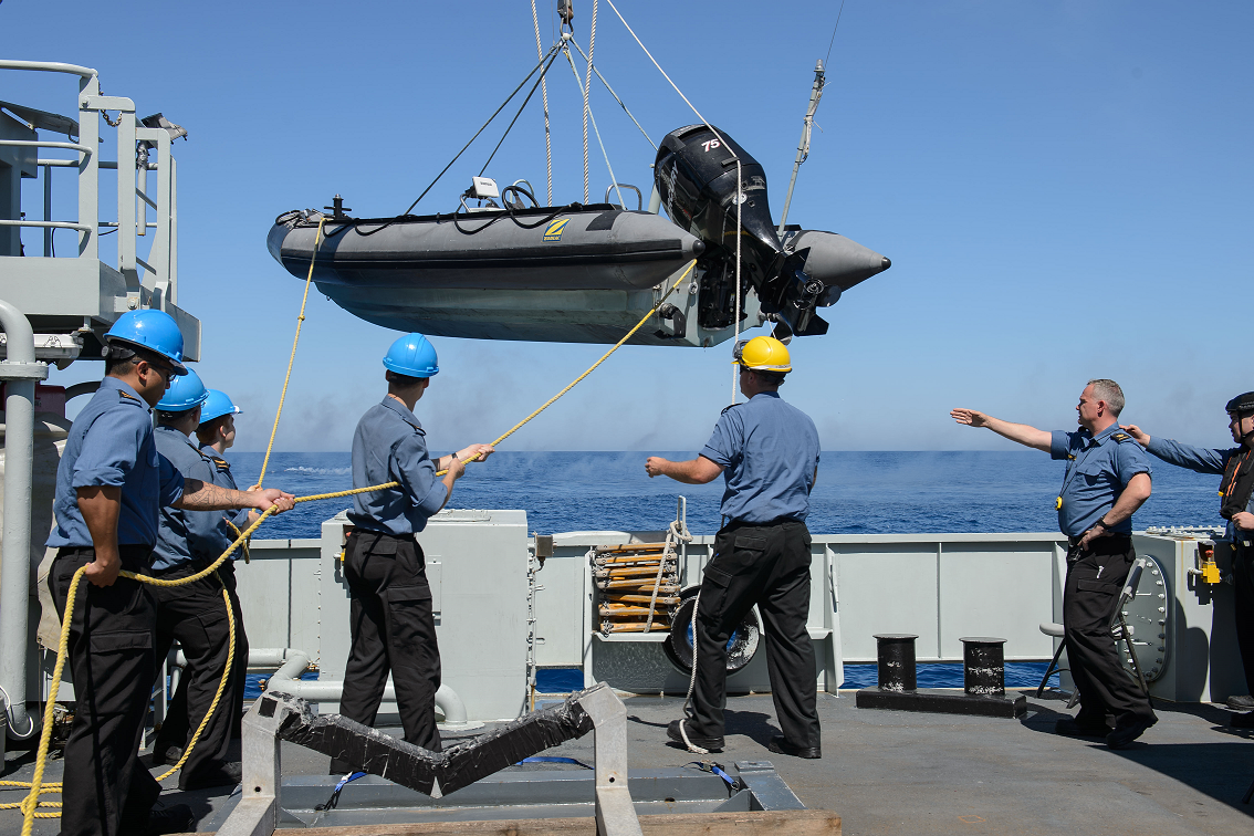 18 octobre 2017. Des marins à bord du Navire canadien de Sa Majesté NANAIMO effectuent un exercice récupération d’un homme à la mer au cours de l’opération CARIBBE, le 18 octobre 2017. Photo : Services d’imagerie des FMAR(P)