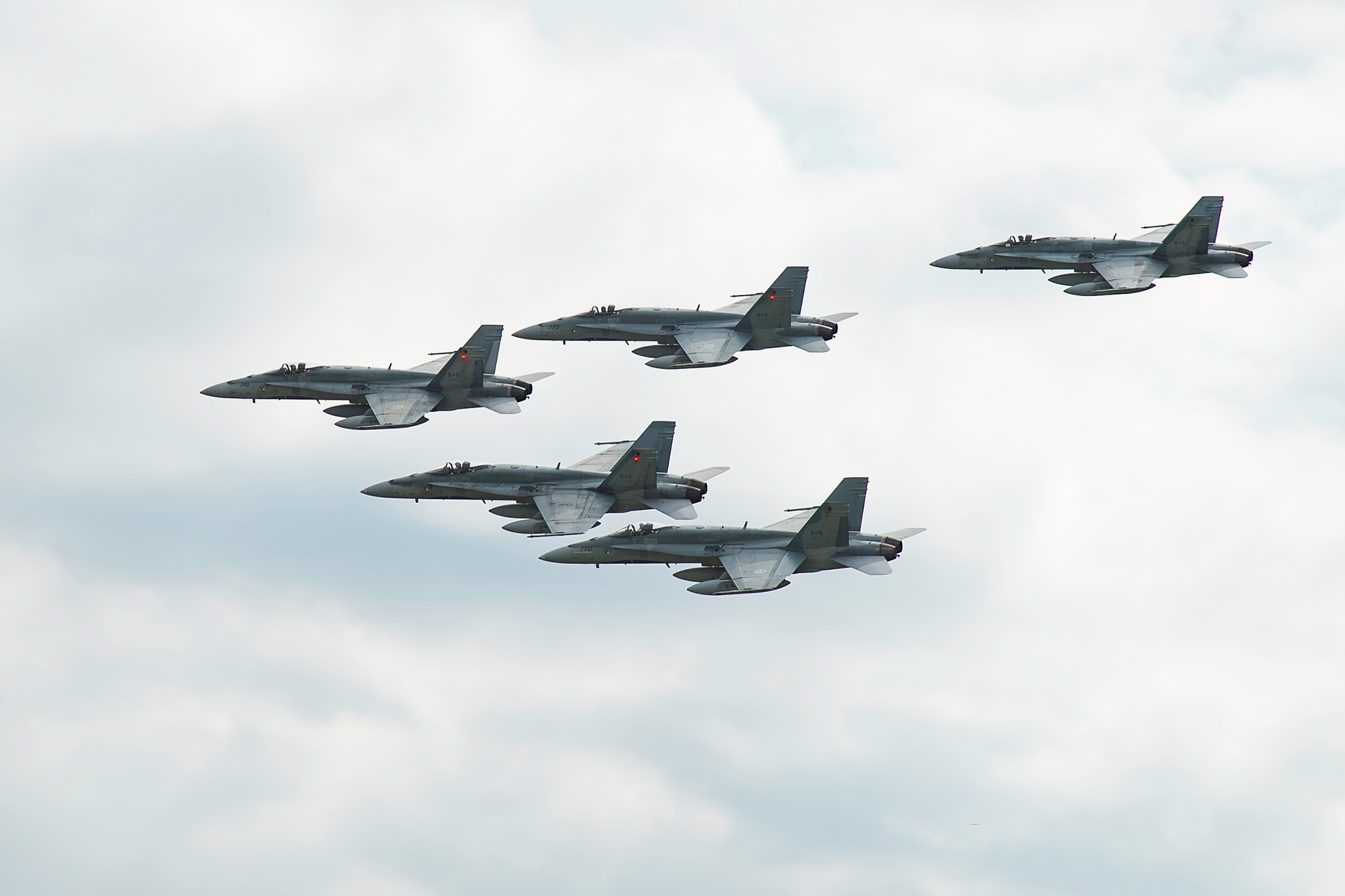 Le 16 août 2017. Des chasseurs CF-188 Hornet de l’Aviation royale canadienne effectuent un défilé aérien lors de leur départ de la 4e Escadre Cold Lake, en Alberta, le 16 août 2017, en vue de se rendre au Roumanie, dans le cadre de l’opération REASSURANCE. (Photo : Cpl Justin Roy, Services d’imagerie de la 4e Escadre)