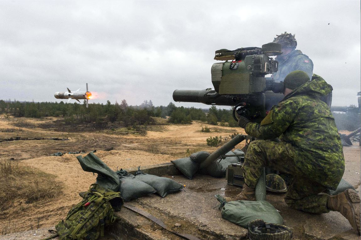 Des membres du contingent canadien du groupement tactique de présence avancée renforcée en Lettonie font feu au moyen du système de missile filoguidé à poursuite optique lancé par tube (TOW) lors d’un exercice de tir, le 5 janvier 2018, au Camp Ādaži, en Lettonie. Photo : Sergent Bernie Kuhn, Force opérationnelle en Lettonie RP13-2018-0002-020