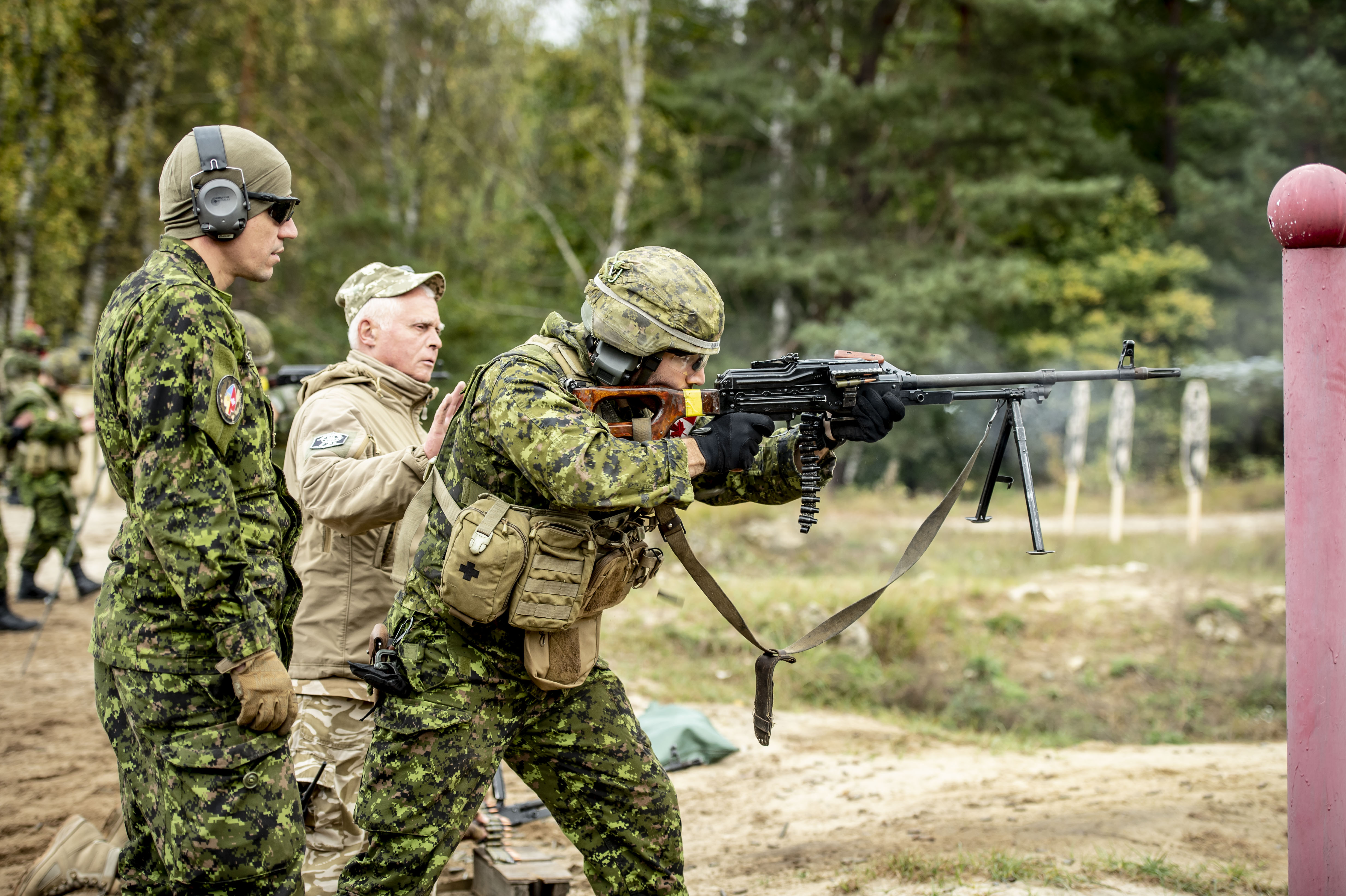Members of Operation UNIFIER participate in foreign weapon familiarization at the International Peacekeeping Security Centre in Starychi, Ukraine on October 4, 2018. Photo: Joint Task Force-Ukraine 