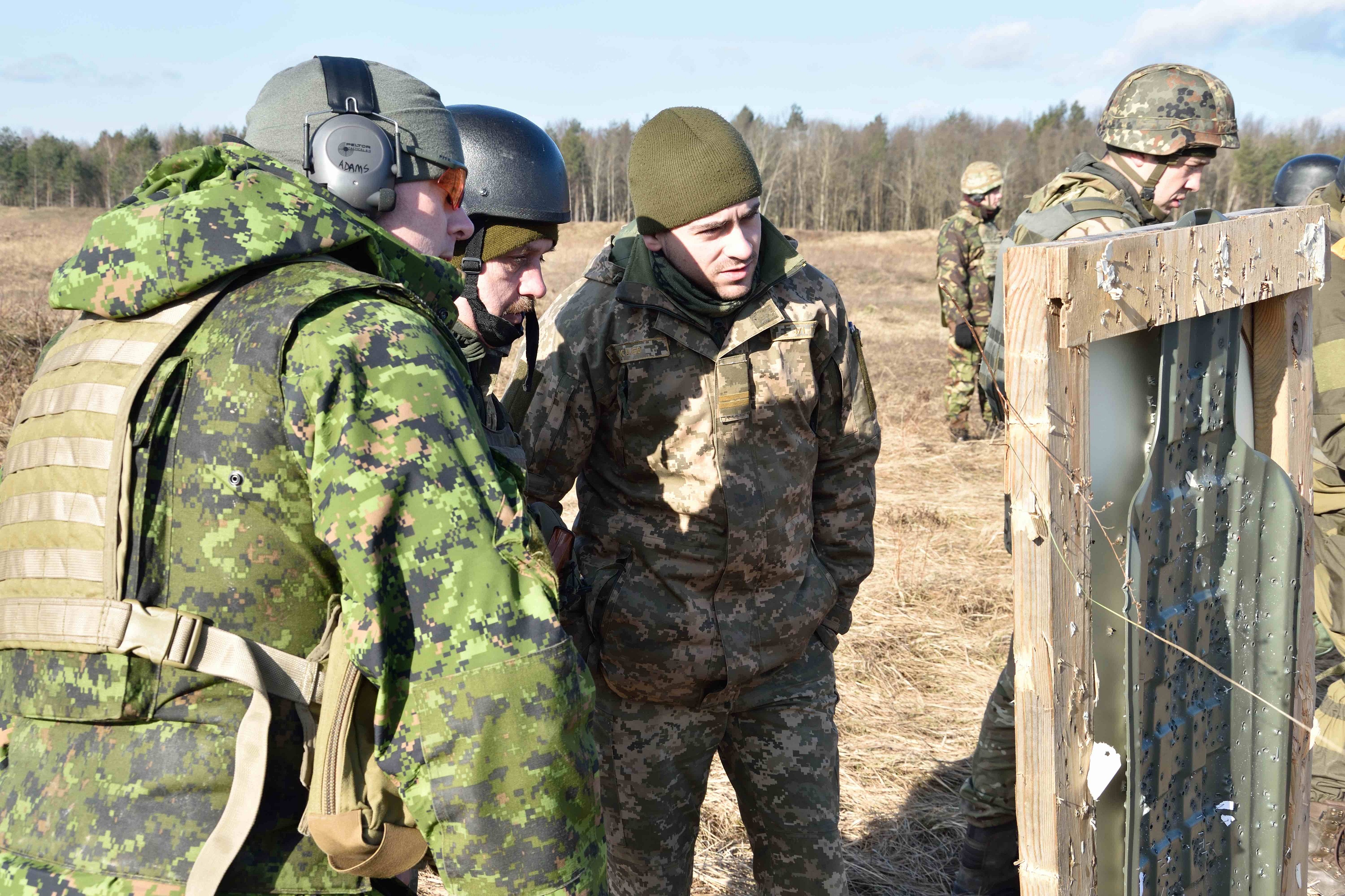 A Canadian Armed Forces Trainer from Joint Task Force-Ukraine mentors the Ukrainian Rotational Training Unit on personal weapons drills on a range during Operation UNIFIER at the International Peacekeeping and Security Centre in Starychi, Ukraine on January 31, 2018. Photo: Joint Task Force - Ukraine 