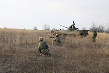 Starychi, en Ukraine. le 25 novembre 2015 – Des soldats ukrainiens mènent des opérations au niveau du peloton sous supervision canadienne dans le cadre de l’opération UNIFIER au Centre international de sécurité et de maintien de la paix. (CISMP). (Photo : Force opérationnelle interarmées Ukraine, MDN)