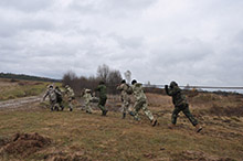 Starychi, Ukraine.  25 November 2015 – Canadian soldiers conduct a demonstration of vehicle recovery techniques alongside Ukrainian soldiers at the International Peacekeeping and Security Centre in Starychi, Ukraine during Operation UNIFIER. (Photo: Joint Task Force Ukraine, DND)