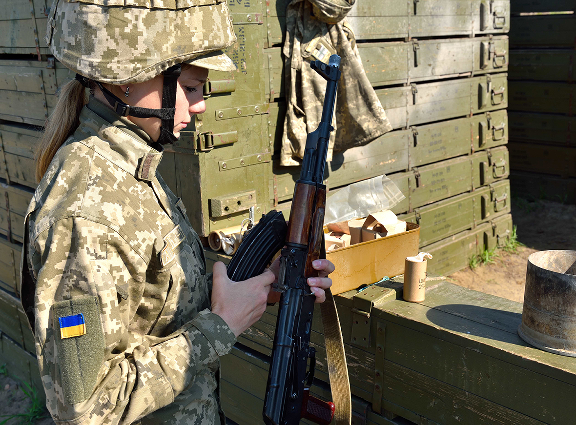 A Ukrainian soldier prepares her magazine before conducting a fighting in built up area training during her recruit course at the 184 Training Centre in Starychi, Ukraine on May 12, 2016. (Photo : Capt J.P. Coulombe, PAO JTF-U)