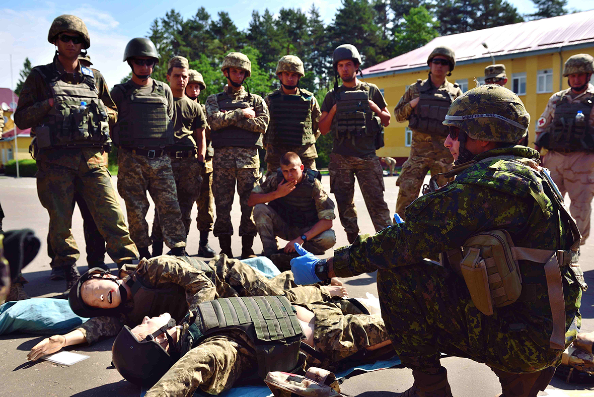 Starychi, Ukraine. A Canadian Armed Forces medical technician gives a demonstration to the students for the Advanced Combat First Aid Course in Starychi, Ukraine. For the first time, instructors from the Training Center are participating in the course along with the best candidates from the 72nd Brigade which is currently undertaking the 55 day training block. (Photo: Capt J.P. Coulombe, PAO JTF-U)