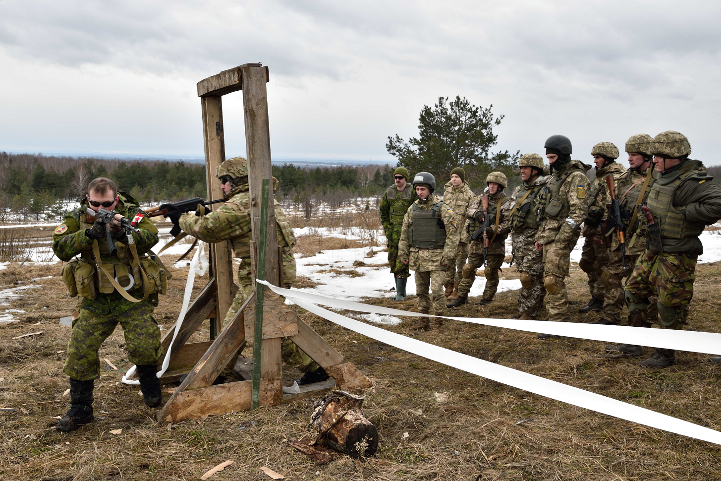 February 23, 2017. Canadian and American combat engineer instructors demonstrate door breaching and room clearing procedures to Ukrainian trainees at the International Peacekeeping and Security Centre in Starychi, Ukraine on February 23, 2017. (Photo: Joint Task Force – Ukraine)