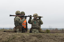 Des membres des Forces armées ukrainiennes préparent un lance-grenade sur un champ de tir, sous la supervision de membres des Forces armées canadiennes, durant l’Opération UNIFIER au Centre international de sécurité et de maintien de la paix, à Starychi en Ukraine le 7 mars, 2016. (Photo : Caméra de combat des Forces canadiennes, MDN)