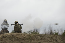 Des membres des Forces armées ukrainiennes tirent avec un lance-grenade sur un champ de tir supervisé par des membres des Forces armées canadiennes, durant l’Opération UNIFIER au Centre international de sécurité et de maintien de la paix, à Starychi en Ukraine le 7 mars, 2016. (Photo : Caméra de combat des Forces canadiennes, MDN)