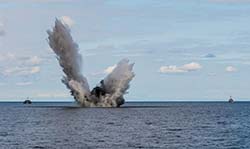 L’explosion contrôlée d’une mine navale M-06 a lieu au large de la côte de Mērsrags, en Lettonie, le 28 août 2017, dans le cadre de l’Opération OPEN SPIRIT 2017, une opération multinationale annuelle qui a pour but d’enlever et d’éliminer les restes d’explosifs de la Première Guerre mondiale et de la Deuxième Guerre mondiale. (Photo : Cpl Jordan Lobb, Caméra de combat des Forces canadiennes)