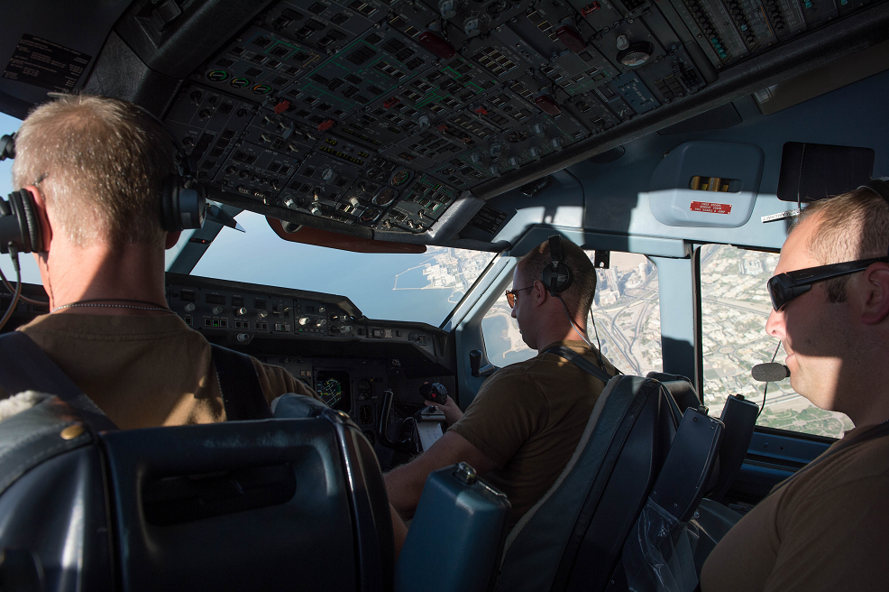 Des pilotes de l’Aviation royale canadiennes sont aux commandes d’un CC-150 Polaris au cours d’une mission de ravitaillement en vol au dessus de l’Irak dans le cadre de l’opération IMPACT, le 12 septembre 2016. Photo : Op IMPACT, MDN