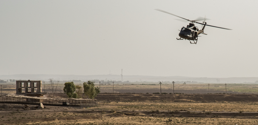 Un hélicoptère CH-146 Griffon survole le désert au cours de l’opération IMPACT, le 27 septembre 2017. Photo : Op IMPACT, MDN