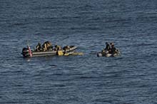 Des marins du Navire canadien de Sa Majesté Edmonton et des membres de la garde côtière américaine récupèrent des ballots de drogue illicite dans l’est du Pacifique durant l’opération CARIBBE, le 17 novembre 2016. (Photo : Services d’imagerie des FMAR(P))