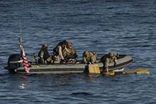 Des marins du Navire canadien de Sa Majesté Edmonton et des membres de la garde côtière américaine récupèrent des ballots de drogue illicite dans l’est du Pacifique durant l’opération CARIBBE, le 17 novembre 2016. (Photo : Services d’imagerie des FMAR(P))