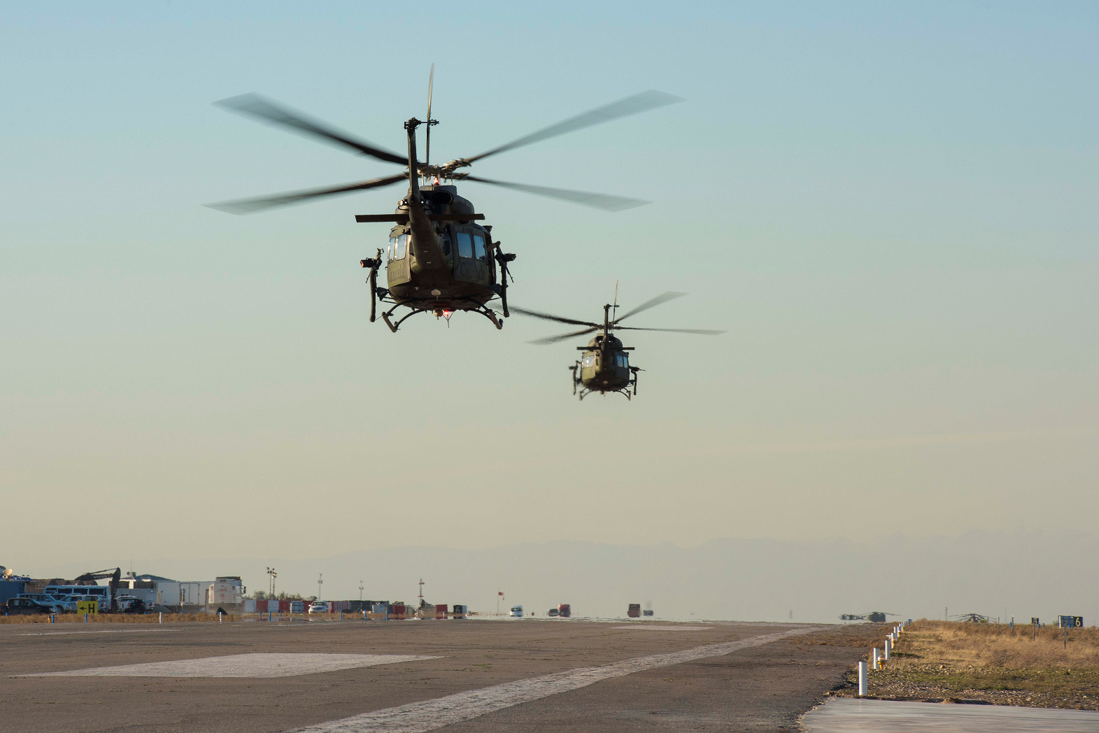 20 février 2017. Deux hélicoptères CH-46 Griffon décollent de l’aire de trafic près du Camp Érable, en Irak, au cours de l’opération IMPACT, le 20 février 2017. (Photo : Op Impact, MDN)