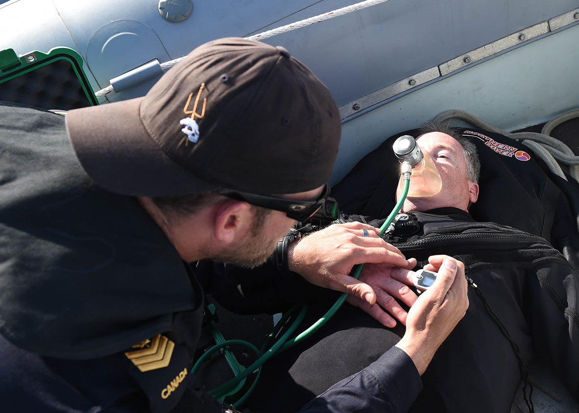 Deux membres de la Marine royal canadienne simulent une évaluation medicale lors d`un exercise d`évacuation médicale pendant Opération OPENSPIRIT.  Photo: U.S Naval Forces Europe-Africa.