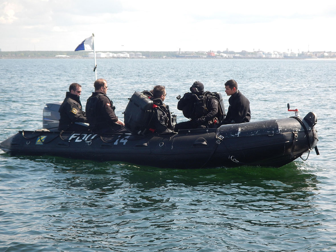 Des plongeurs-démineurs des Unités de plongée de la Flotte Atlantique et Pacifique se préparent à la première plongée dans la mer Baltique de l’opération OPEN SPIRIT. Photo: DND/MDN