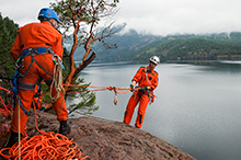 16 septembre 2015. Le caporal chef Ashley Barker, technicienne en recherche et sauvetage, descend en rappel le long d’une falaise escarpée lors d’un scénario de sauvetage en montagne au lac Comox au cours de l’exercice national de recherche et de sauvetage 2015 (SAREX15) tenu à Comox (Colombie Britannique), le 16 septembre 2015. (Photo : Sgt Halina Folfas, Services d’imagerie de la 19e Escadre)