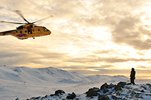 12 février 2016. Des membres du 103e Escadron Gander (T.-N.-L.) se préparent à effectuer une manœuvre d’hélitreuillage à partir d’un hélicoptère CH-149 Cormorant au cours d’un exercice conjoint de recherche et sauvetage mené en Islande, le 12 février 2016. (Photo : Caporal chef Johanie Maheu, Services d’imagerie de la 14e Escadre Greenwood)