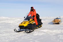 Resolute Bay (Nunavut). 14 avril 2012 - Le Sergent Frankie Thompson, technicien en recherche et sauvetage des Forces canadiennes, quitte Resolute Bay (Nunavut) pour effectuer une patrouille arctique avec des Rangers canadiens. (Photo par Sergent Matthew McGregor, Caméra de combat des Forces canadiennes)