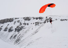Gascoyne Inlet (Nunavut). 21 avril 2012 - Un technicien en recherche et sauvetage (SAR) saute en parachute à l’intérieur de la zone de largage, à Gascoyne Inlet, dans le cadre d’un exercice SAR lors de l’opération Nunalivut 2012. (Photo par Caporal Jax Kennedy, Caméra de combat des Forces canadiennes)
