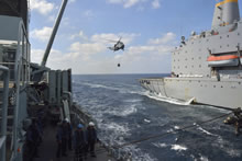 La mer d’Arabie. 26 décembre 2012 - Le navire américain (USNS) Patuxent effectue le ravitaillement en mer du NCSM REGINA et de son hélicoptère CH124 Sea King dans le cadre de l’opération Artemis. (Photo par Caporal Rick Ayer, Services d’imagerie de la formation, Halifax)