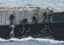 Mer d’Oman. 9 octobre 2013 - 	Des membres de l’équipe d’arraisonnement du Navire canadien de Sa Majesté TORONTO arraisonnent un boutre suspect dans le cadre de l’opération Artemis. (photo par Mat 1 Dan Bard, Services d’imagerie de la formation, Halifax (Nouvelle-Écosse))
