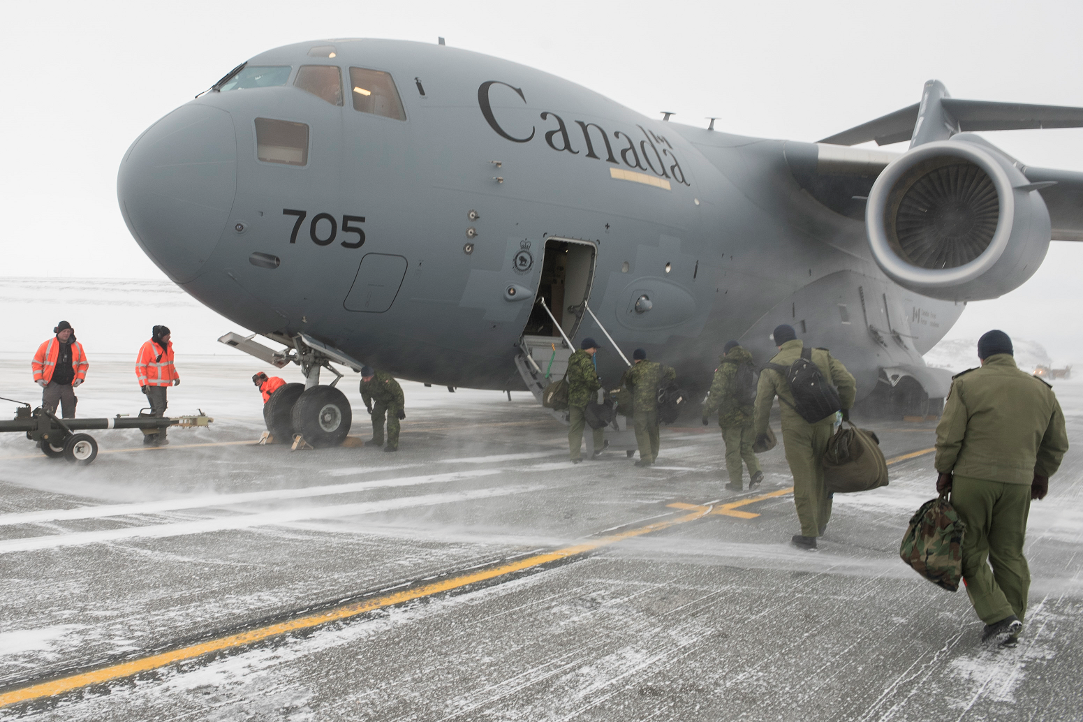 April 13, 2016. Crews board a CC-177 Globemaster in Thule, Greenland, for a resupply flight to Canadian Forces Station Alert during Operation BOXTOP on April 13, 2016. (Photo: Cpl Rod Doucet, 8 Wing Imaging)