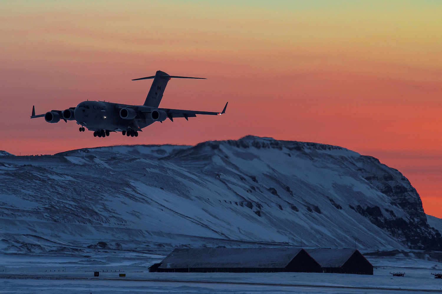 September 30, 2016. A CC-177 Globemaster aircraft prepares to land at Thule Air Base, Greenland after dropping off equipment at Canadian Forces Base Alert during Operation BOXTOP on September 30, 2016. (Photo: Cpl Ryan Moulton, 8 Wing Imaging)