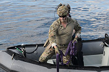 Un membre de la United States Coast Guard déployé à bord du Navire canadien de Sa Majesté Edmonton récupère un ballot de drogue illicite de l’Est de l’océan Pacifique durant l’opération CARIBBE le 18 novembre 2016. (Photo prise par les Services d’imagerie des FMAR(P))
