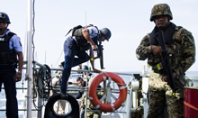 Est de l’océan Pacifique. 3 mars 2017 – Un membre de l’équipage du Armada De Mexico De La Vega aborde le NCSM Saskatoon pendant un exercice dans le cadre de l’Initiative nord américaine de sécurité maritime. (Photo : Affaires publiques de la Marine royale canadienne)