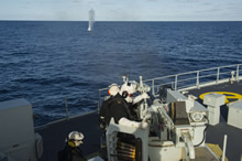 Le 27 février 2015 - Des membres d’équipage du NCSM WHITEHORSE s’occupent de l’entretien d’un canon de 40 mm pendant une patrouille dans l’Est du Pacifique, dans le cadre de l’Op Caribbe. (Photo par: Cpl Blaine Sewell, Services d'imagerie des FMAR(P).)