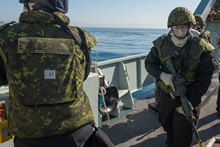 le 26 février 2016 – Des marins du Navire canadien de Sa Majesté (NCSM) EDMONTON assurent la défense du navire lors d’un exercice simulé de protection des forces dans le cadre de l’opération CARIBBE. (Photo : OP Caribbe, MDN)