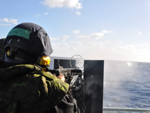 Le 9 mars 2016 – Des membres de l’équipage du Navire canadien de Sa Majesté (NCSM) Saskatoon réalisent une formation sur une mitrailleuse lourde de calibre .50, dans le cadre de l’Op CARIBBE. (Photo : Officier des affaires publiques, Op CARIBBE)