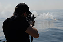 L’est de l’océan Pacifique. Le 8 novembre 2016. Un marin à bord du Navire canadien de Sa Majesté EDMONTON fait feu avec le fusil de service C8 au cours de l’opération CARIBBE. (Photo : Services d’imagerie des FMAR(P))