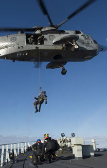 les Caraïbes. le 28 janvier 2016 – Un membre d’équipage de l’hélicoptère CH-124 Sea King est descendu sur la proue du Navire canadien de Sa Majesté (NCSM) Moncton lors d’une opération de lavage alors que le navire se dirige vers les Caraïbes en vue de l’opération CARRIBE. (Photo : Technicien en imagerie du MDN, Services d’imagerie de la formation)