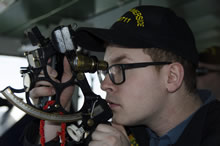 le 31 janvier 2016 – Un officier de pont à bord du NCSM Summerside se fait expliquer comment utiliser un sextant, le 31 janvier 2016, alors que le navire se prépare en vue de l’opération CARIBBE. (Photo: Ltv Blake Patterson, OAP) 