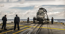Le 30 avril 2015 – Les membres du détachement aérien du Navire canadien de Sa Majesté (NCSM) ATHABASKAN positionnent l’hélicoptère CH124 Sea King avant son décollage lors de l’Op CARIBBE. (Photo par Cpl Anthony Chand)