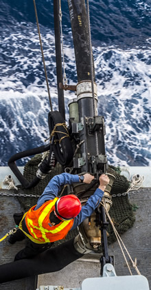 Le 1er mai 2015 – Un membre du Navire canadien de Sa Majesté (NCSM) ATHABASKAN s’apprête à recevoir une sonde pour commencer le ravitaillement en carburant du côté tribord de la gabie lors d’un ravitaillement en mer (REM) pendant l’Op CARIBBE.  (Photo par Cpl Anthony Chand)