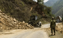 camp Sumitra, au Népal. le 16 mai 2015 – Le véhicule polyvalent du génie (VPG) dégage un accès qui bloquait une partie de l’autoroute de l’Amitié à la suite d’un glissement de terrain, près du camp Sumitra, au Népal. (Photo : Cplc Cynthia Wilkinson, Centre d’imagerie interarmées des Forces canadiennes )