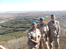 Plateau du Golan, 5 mai 2012 – Des membres des Forces armées canadiennes déployés dans le cadre de l’opération Gladius à l’extérieur d’un poste d’observation.  (De gauche à droite : Maj Islam Elkorazati, Maj Chris Catry et Capc Peter Rohe)  (Photo prise par le SSG Gernot Payer)