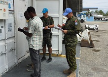 26 avril 2016. Port-au-Prince, Haïti. Le Capt Pierre Lessard (à droite) effectue une vérification de conteneurs maritimes appartenant au contingent du Brésil. (Photo : le capitaine Bruno Caldas Da Silva (Brésil)). (Photo : DND/MDN)