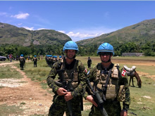 Haïti. Juin 2016 – Le colonel Nicolas Pilon et le Major Carl MacKinlay effectuent une patrouille en appui à la Mission des Nations Unies pour la stabilisation en Haïti (MINUSTAH) durant l’opération HAMLET. (Photo par le MDN/les FAC).