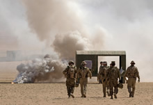 Koweït. Le 16 mars 2015 - Des membres de la force opérationnelle aérienne – Irak, de l’Aviation royale canadienne, et de nombreux membres de la coalition participent à SHAMAL SERIALS, un exercice de recherche et sauvetage de combat qui a lieu pour le personnel de la Force de stabilisation au Moyen-Orient qui mènent actuellement des opérations contre l’État islamique en Irak et au Levant (EIIL). (Photo : Op Impact, MDN)