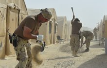 20 octobre 2014, Koweït – Des monteurs de lignes des Forces armées canadiennes creusent une série de tranchées en préparation de la mise en place de voies de communication dans le camp de la force opérationnelle aérienne canadienne en soutien à l’opération Impact. (Photo IS2014-5014-02 par la Caméra de combat des Forces canadiennes)