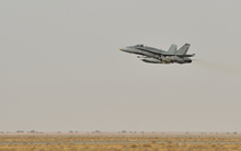 30 octobre 2014, Koweït – Un chasseur CF188 des Forces armées canadiennes décolle au Koweït pour la première mission de combat au-dessus de l’Irak en soutien à l’opération Impact. (Photo IS2014-5022-06 par la Caméra de combat des Forces canadiennes)