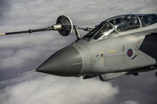le 25 janvier 2016 – Un appareil CC-150T Polaris ravitaille en vol un chasseur à réaction Tornado de la Royal Air Force au dessus de l’Irak, au cours de l’opération IMPACT. (Photo : Op IMPACT, MDN)