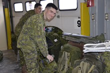 Le 29 janvier 2017, des soldats de la 5e Division canadienne du Régiment d'artillerie (Soutien général) se préparent à se déployer dans la Péninsule acadienne pour appuyer les efforts de secours en cours du gouvernement du Nouveau-Brunswick. (Photo: Affaires publiques, 5e Division du Canada)