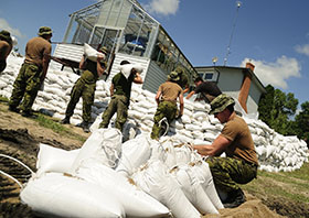Portage la Prairie, Manitoba. 6 July 2014 - Members of 2nd Battalion, Princess Patricia's Canadian Light Infantry based out of Canadian Forces Base Shilo, Manitoba, aid locals around Portage la Prairie, Manitoba in efforts to reduce damage from flooding during Operation LENTUS 14-05. (Photo: Corporal Darcy Lefebvre, Canadian Forces Combat Camera)