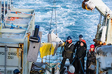 Des membres d’équipage du NCSM SHAWINIGAN s’apprêtent à utiliser un échosondeur multifaisceaux commandé par le Service hydrographique du Canada, à bord du NCSM SHAWINIGAN, lors du passage du navire dans la baie de Baffin, au Nunavut, le 16 septembre 2016, au cours de l’opération LIMPID. (Photo : Caporal Neil Clarkson, Services d’imagerie de la 14e Escadre, Greenwood, Nouvelle Écosse)